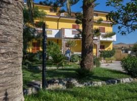 Casa Cosmano: Brancaleone Marina şehrinde bir otoparklı otel