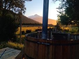 Cabaña Kataleya Rio Puelo, hotel in Cochamó