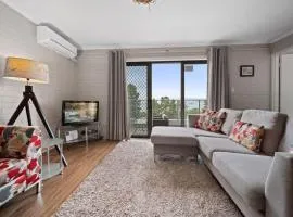 Summit 9 - Stylish 3BR Apartment l Amazing Lake Views l WiFi l BBQ l Air-Con