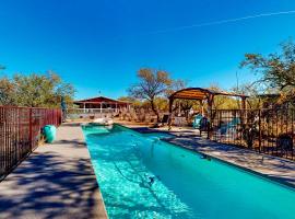 Honey Hope Ranch Guest House, hotel with parking in Amado
