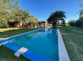 Quinta con piscina BitcoinsHouse Los Azahares Santa Ana, hotel Laguna Bravában