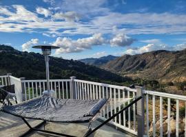 Hilltop Unique House with 360° Views in 12 acres!, hotel en Escondido