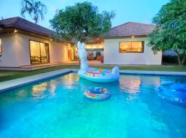 Sunny2 Villa Pattaya, hotel dengan kolam renang di Ban Huai Yai
