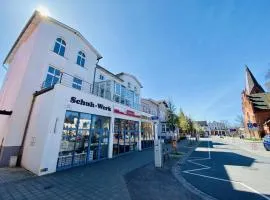 Mond, am Warnemünder Kirchenplatz