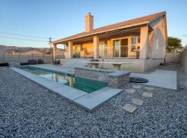 Newly Renovated Beautiful Home WOW!, casa rústica em Desert Hot Springs