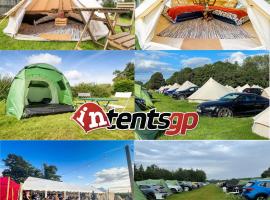 Kempings Silverstone Glamping and Pre-Pitched Camping with intentsGP pilsētā Silverstona