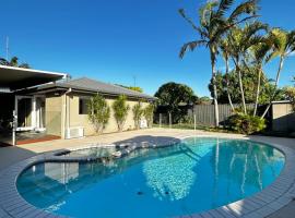 Tranquil Scape-Villa with Pool by Gold Coast Premium, cabaña o casa de campo en Gold Coast