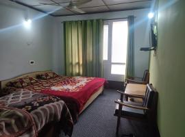 zoz Lal Chowk, hotel with parking in Srinagar