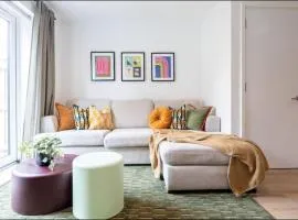 Elegance Retreat - 2 Bed Holiday Home with Parking