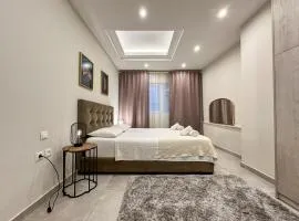 Contemporary & Spacious Renovated Apartment, DT Syntagma, /Touristic Area