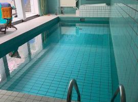 Villa Casa Blanca mit Privatem Schwimmbad 26 grad und Sauna, hotel in Duisburg