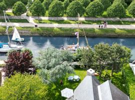 La villa M Vannes, villa les pieds dans l'eau sur le port, avec grand jacuzzi، فندق في فان