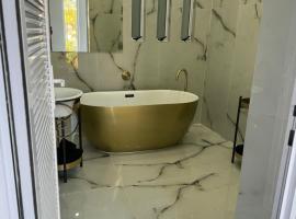 Posh Spot on the beachfront strictly bookings of 4 or 5 guests、Gqeberhaの自炊式の宿泊施設