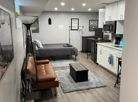Urban Retreat Basement Studio Only Two Blocks From Metro! OFF STREET PARKING!