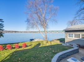 Waterfront Home with Game Room 4 Mi to Le Claire!, semesterhus i East Moline