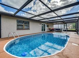 Port Richey Home with Pool, Near Beach Park!, hotel u gradu 'Port Richey'