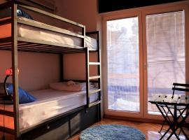 Blue Orange Hostel، بيت شباب في إسكوبية