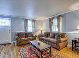 Maryland Abode with Patio Near Baltimore Harbor, hotel em Baltimore