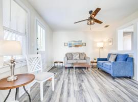 Quiet Grove Hill Cottage with Wraparound Deck!, ξενοδοχείο σε Grove Hill