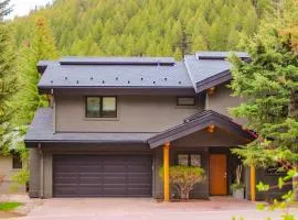 Slope-Side Chic Home with Hot Tub