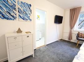 Zentral gelegene, ruhige 1 Zimmer Wohnung am Park - Self Check In, accommodation in Kiel