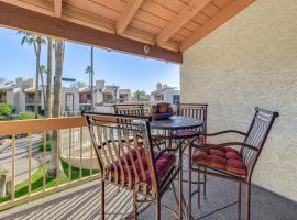 Steps to Pool & Hot Tubs! Snowbird Escape in Mesa, Hotel in Mesa