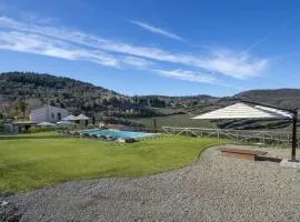 Villa Chianti with infinity pool and vineyard view