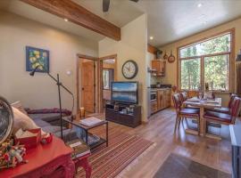Shelby Cub Crossing 1 Bedroom Chalet In the Pines, khách sạn ở Truckee