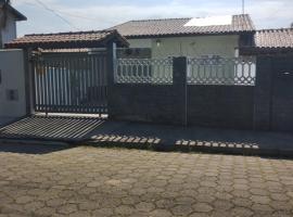 Casa próximo a praia com churrasqueira e ar condicionado!, villa em Caraguatatuba