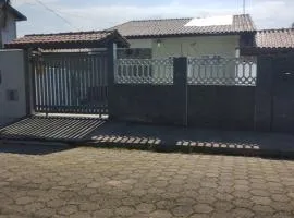 Casa próximo a praia com churrasqueira e ar condicionado!