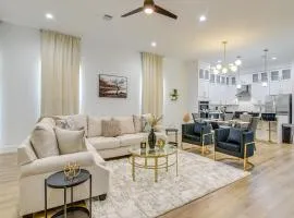 Houston Retreat with Balcony, 1 Mi to Toyota Center!