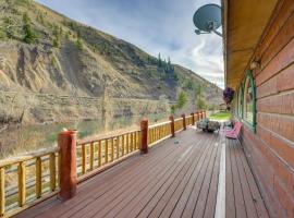 Salmon Vacation Rental with On-Site River Access!, casa en Salmon