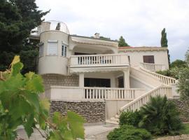 Apartments by the sea Lukoran (Ugljan) - 8494: Lukoran şehrinde bir otel