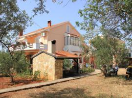 Apartments by the sea Sutomiscica, Ugljan - 912, hotel v destinaci Sutomišćica