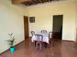 Casa com varanda, 2 quartos, wi-fi, próximo ao centro da cidade