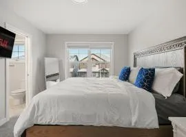 Extra Large House with AC, Free Banff Access, Sleep 12, BBQ, 4 Bedrooms & 2 Sleeper Sofa Beds