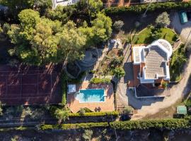 Villa Menhir with pool garden and tennis - Happy Rentals, hotel en Tuglie