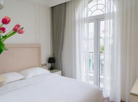 The Nguyens - Pink Church View, guest house in Ho Chi Minh City