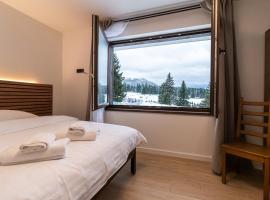 Elfriede Studio - Surrounded by nature in Poiana Brasov, close to Ski Slopes and Stana Turistica Restaurant, hotel conveniente a Poiana Brasov