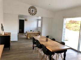 Logement de plain-pied avec jardin, terrasse, hotel med parkering i Gurgy