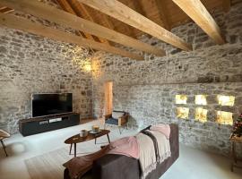 Maison Laurel - Exquisitely Renovated Centuries Old Stone Estate With Private Pool, Near Split and Omiš, casa rural en Gata