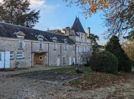 Château de Saugé, недорогой отель в городе Saivres