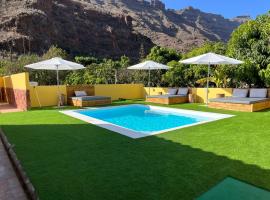 SUNNY CARMELITO DELUXE, hotel with pools in Mog&aacute;n