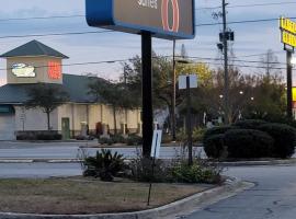 Studio 6 Suites Hinesville, GA, hotel blizu aerodroma MidCoast Regional Airport - LIY, 