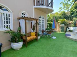 Casa da Oma, hotel with pools in Penha