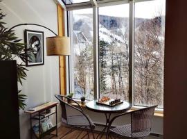 Condo sur 2 niveaux avec magnifique vue sur la montagne – apartament w mieście Stoneham