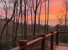 Brand NEW Log Cabins - Hot Tubs - Pet Friendly - Boutique Mountain Resort, hotell i Brevard