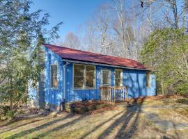 Burnsville Cabin with Deck - 5 Mi to Crabtree Falls!, holiday home in Busick