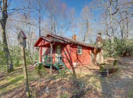Quiet Burnsville Cabin Near Blue Ridge Parkway!, villa in Busick