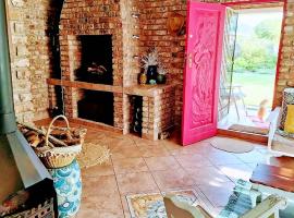 Mermaids Cottage Boknesstrand selfcatering holiday accommodation WiFi, TV, Netflix,Braai facillities, Patio, Fireplace, Washer,Dishwasher, Parking,Pet friendly Holiday home meters from Boknes main beach Sleeps 6-7, Eastern Cape Sunshine Coast, feriehus i Boknes